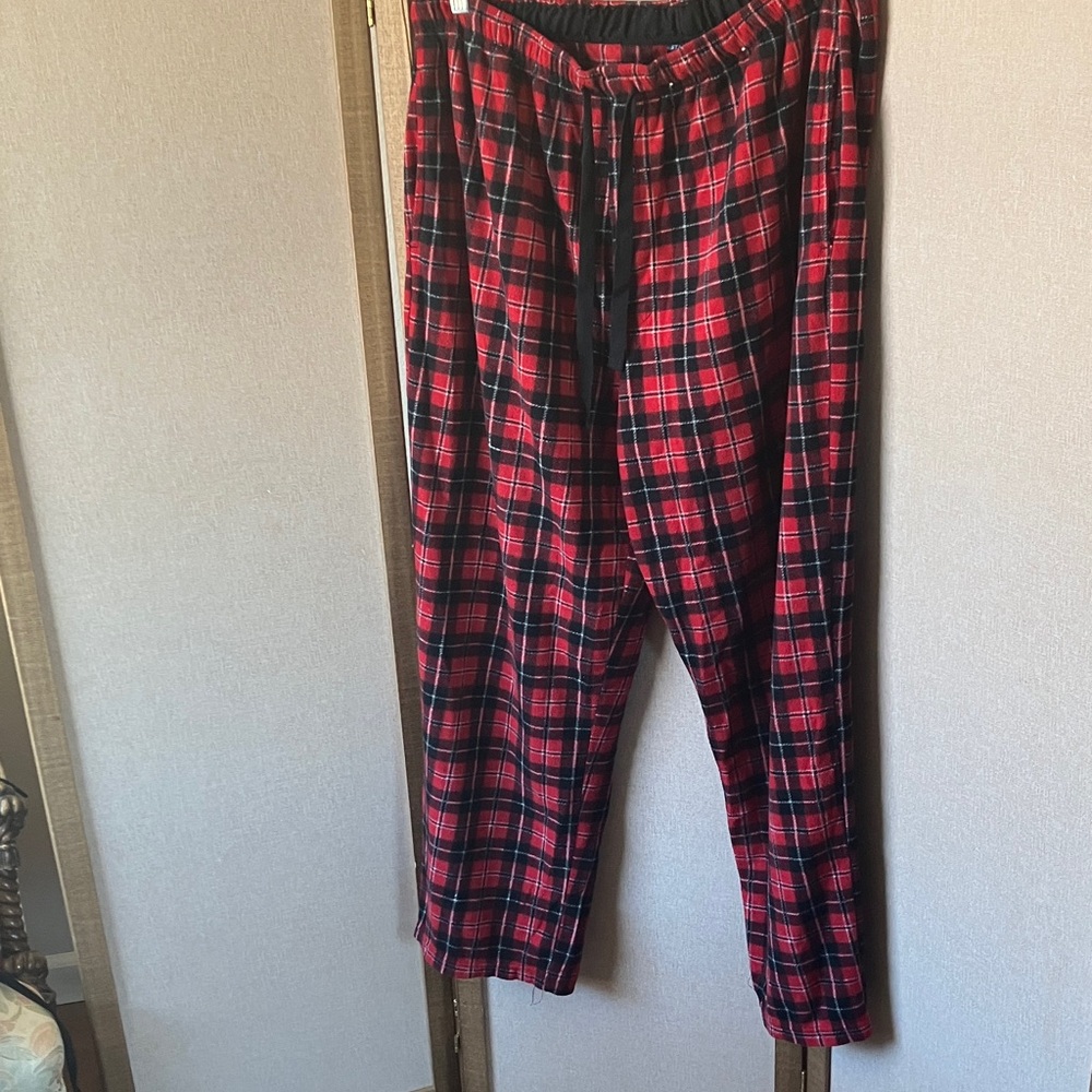 FINAL MARKDOWN Men’s Stafford Essentials Black and Red Sleepwear XL
